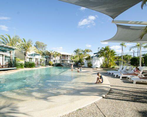 1200 3bed poolside noosa accommodation1 500x400 1