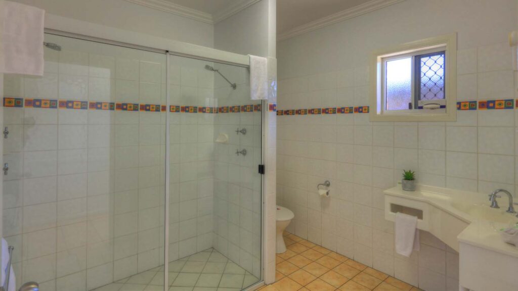 Deluxe King Bathroom Double Shower 1024x576