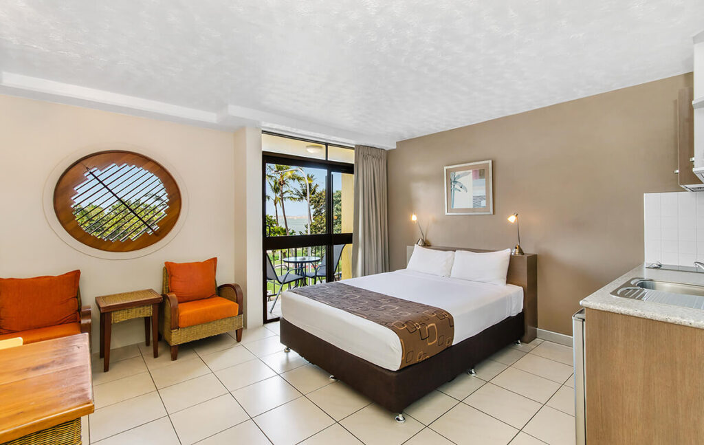 waters edge the strand townsville accommodation ocean view studio unit spacious room with queen bed v2 orig 1024x647