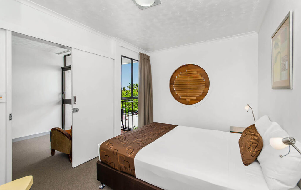 waters edge the strand townsville accommodation one bedroom apartment queen bed v2 orig 1024x647